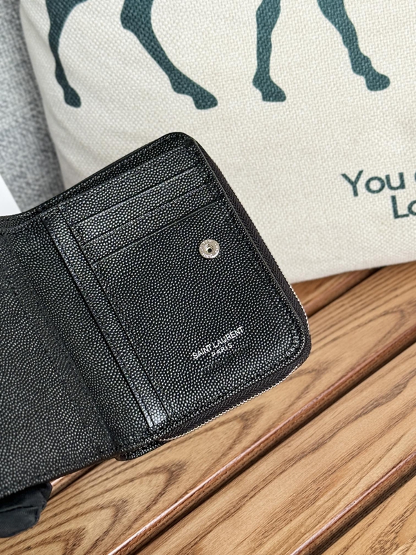 イヴサンローラン財布着用イメージ